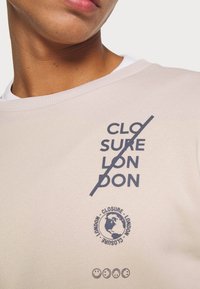 CLOSURE London Mikina - stone