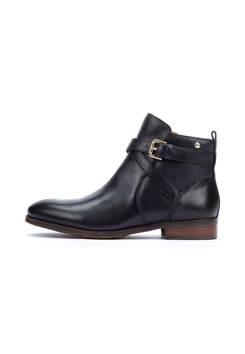 Bottines en cuir noir avec un bout pointu, un talon en bois tan et une sangle avec boucle dorée autour de la cheville, présentant une texture lisse.