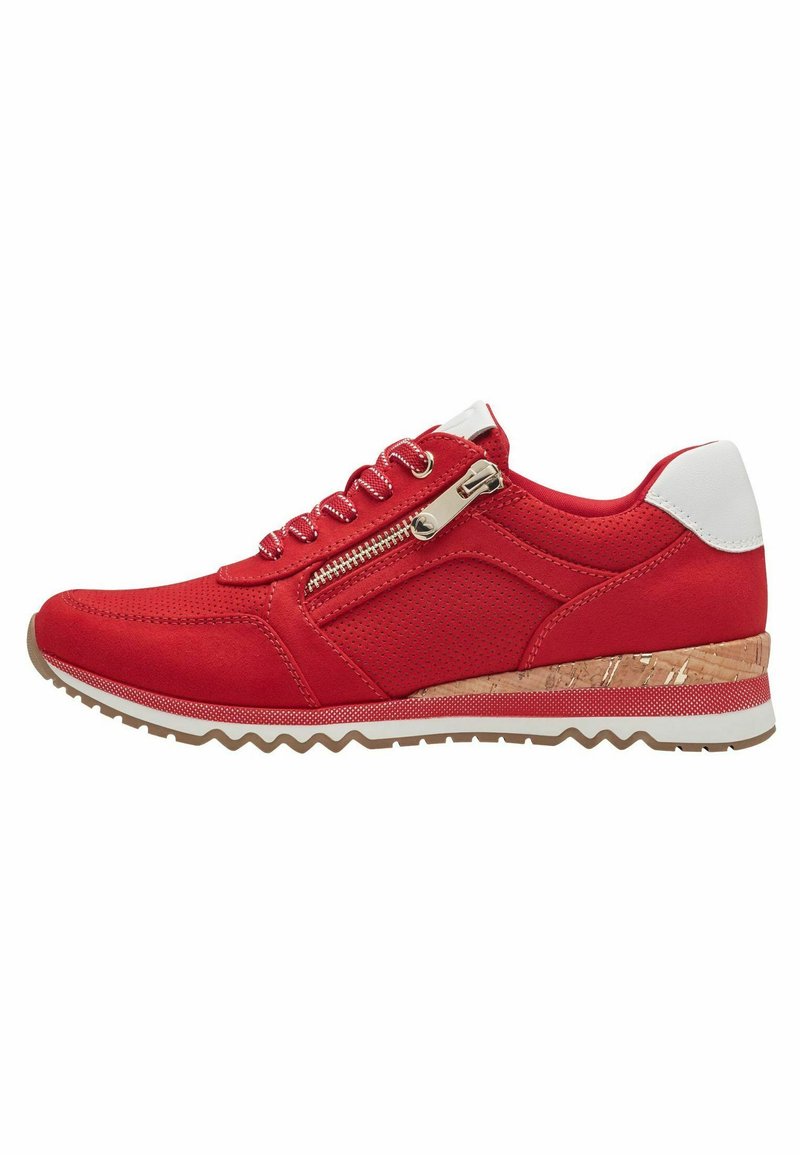 Baskets de sport rouges avec un dessus en mesh et en daim, dotées d'une fermeture éclair sur le côté, d'accents blancs et d'un talon en liège texturé. Semelle en caoutchouc avec un motif en zigzag.