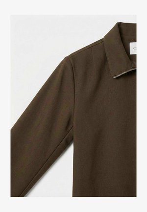 Brun langermet jakke med krage og delvis sølvglidelås på hvit bakgrunn.