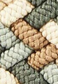Gewebter Stoff mit einem geflochtenen Muster in natürlichen Tönen wie Beige, Taupe, Grün und Creme, versehen mit einer strukturierten Oberfläche.