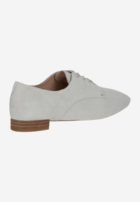 Chaussure en daim gris clair avec un bout pointu, un design à lacets et un petit talon en bois. Texture lisse, style minimaliste, sans motifs supplémentaires.