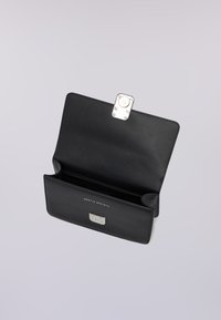 Portafoglio in pelle nera con chiusura a scatto e accessori in argento. L'interno presenta diversi scomparti per carte e un vano centrale.