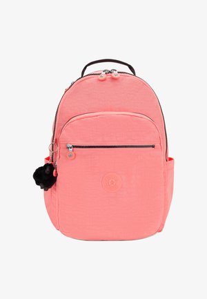 Zaino in nylon rosa con finitura testurizzata, tasca frontale con cerniera, etichetta con logo, cerniere grigie e un charm a forma di scimmia nera attaccato.