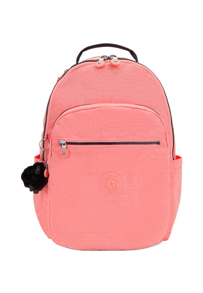 Zaino in nylon rosa con finitura testurizzata, tasca frontale con cerniera, etichetta con logo, cerniere grigie e un charm a forma di scimmia nera attaccato.