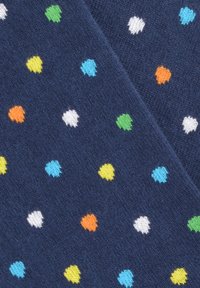 Tmavě modrá látka s žebrovanou strukturou zdobená rozmístěnými malými tečkami v zelené, žluté, bílé, oranžové a světle modré barvě.