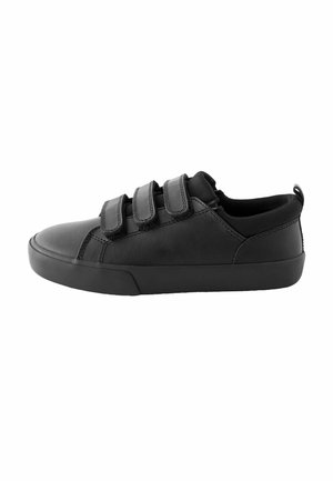 Baskets en cuir noir avec trois bandes Velcro, bout rond, semelle en caoutchouc plate et accents minimalistes. Texture lisse et design simple.
