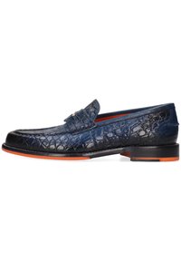 Granatowe skórzane mokasyny z teksturą krokodyla, czarnym noskiem, pomarańczowym akcentem na podeszwie oraz dekoracyjną taśmą na wierzchu.