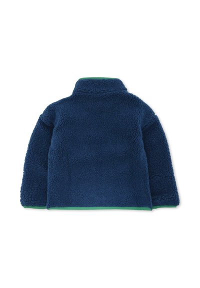 Giacca in pile blu navy con superficie strutturata, colletto alto e rifiniture verdi all'orlo e ai polsini. Presenta maniche lunghe e una vestibilità morbida.