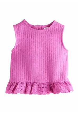 Różowy top bez rękawów prążkowany z okrągłym dekoltem i falbanką z koronki z dziurkami na dole, widok z przodu na białym tle.