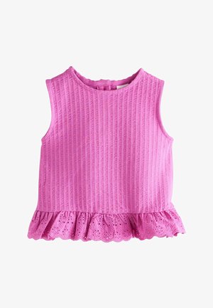 Mouwloze roze geribde top met ronde hals en volant met oogjeskant aan de zoom, vooraanzicht op witte achtergrond.