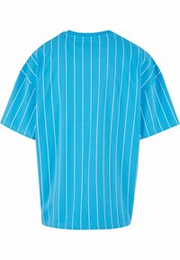 Sininen lyhythihainen T-paita, jossa on ohuita valkoisia pystysuoria raitoja, näkyy takaa.