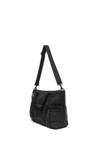 Čierna vypolstrovaná ramenná taška s nastaviteľným popruhom, s prednými vreckami na zips a textúrovanou tkaninou. Štvorcový tvar s minimalistickými dizajnovými detailmi.