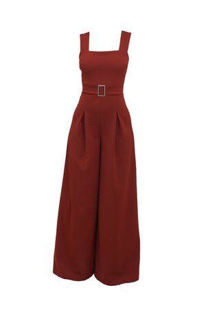 Rød jumpsuit med firkantet halslinje, tykke stropper, beltested og vide bukser med folder. Laget av et glatt stoff.