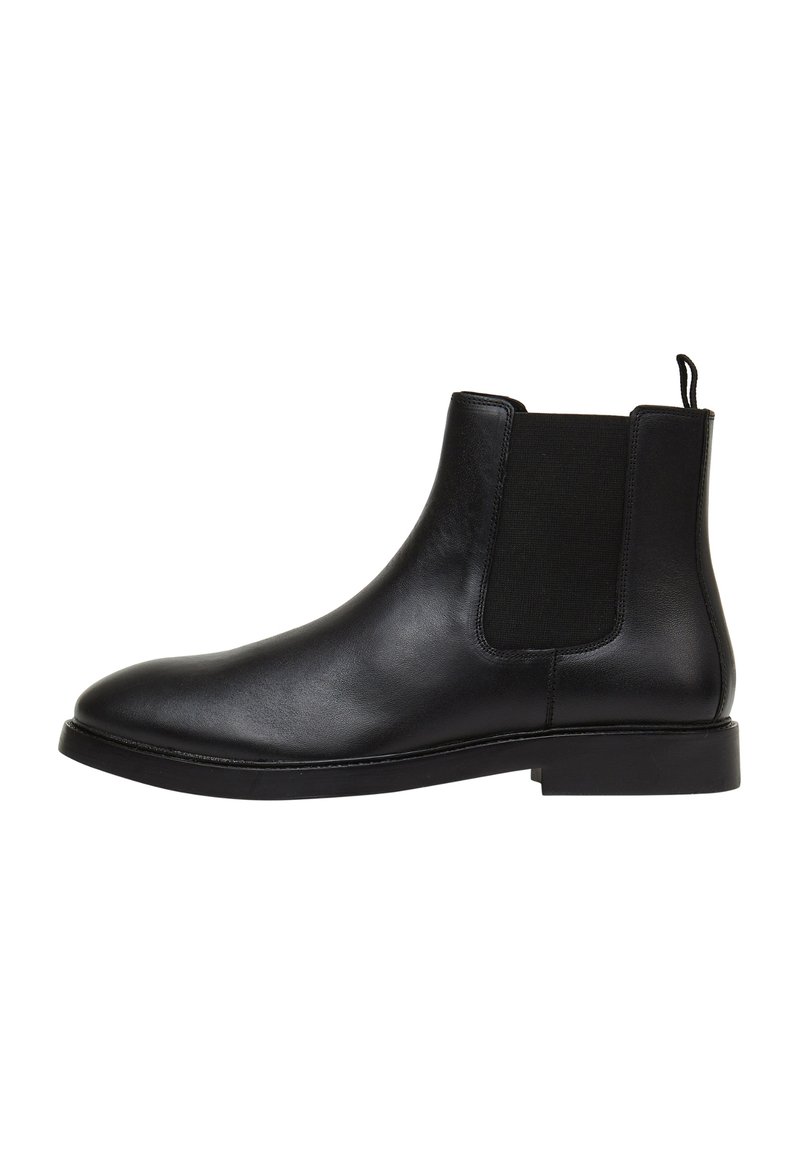 Stivale Chelsea in pelle nera con pannelli laterali elasticizzati, punta arrotondata e suola piatta in gomma. Dotato di una linguetta per una facile calzata.