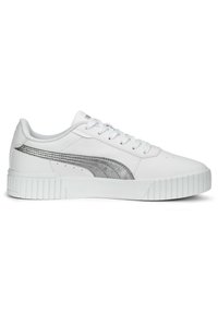 Witte sneakers met een glad leren afwerking, voorzien van zilveren accenten en een geribbelde zool. Vetersluiting met geperforeerde details.