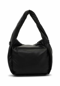 Mustasta synteettisestä nahasta valmistettu käsilaukku, jossa on kaareva, yksinkertainen kierretty olkahihna, vetoketjullinen etutasku ja pyöreä, pehmeä muoto.