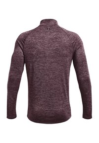 Maglietta atletica a maniche lunghe di colore bordeaux melange con colletto alto e maniche raglan. Presenta un tessuto morbido e strutturato.