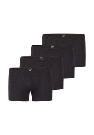 Fire sorte boksershorts arrangeret i en trappetrinsrække, hver med en synlig mærkat ved linningen, på en ensfarvet hvid baggrund.