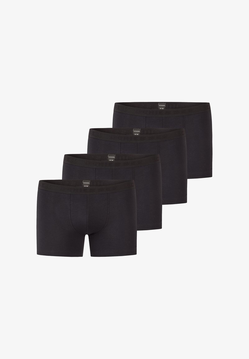 Quatre boxers noirs disposés en rangée décalée, chacun avec une étiquette visible à la taille, sur un fond blanc uni.