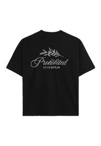 Czarny t-shirt z krótkim rękawem; posiada białe, kursywne napisy "Zabronione" oraz "10119 BERLIN" wraz z wzorem liścia na plecach.