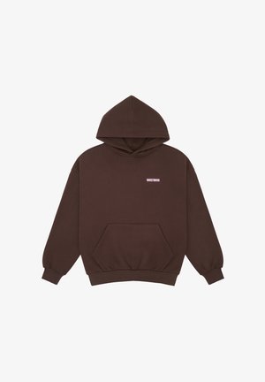 Sweat à capuche marron avec poche frontale et petit logo blanc WRSTBHVR sur la poitrine gauche.