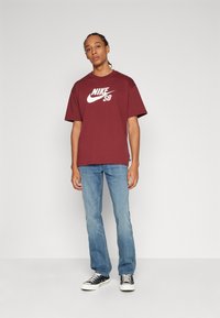 Nike SB TEE LOGO - Apdrukāts T-krekls - dark team red