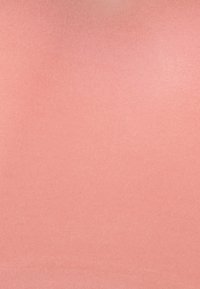 Tessuto rosa tenue con una superficie liscia e opaca, caratterizzato da un colore uniforme e privo di schemi o dettagli discernibili.