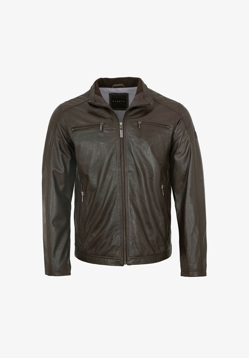 Braune Lederjacke mit Reißverschluss, Stehkragen und zwei Reißverschlusstaschen auf der Brust. Glatte Textur und figurbetonter Schnitt.