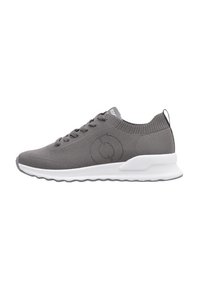 Zapatillas deportivas de malla gris con parte superior texturizada, que presentan una suela blanca y punta redondeada. Incluyen un sistema de cierre con cordones y un tirador en la parte trasera.