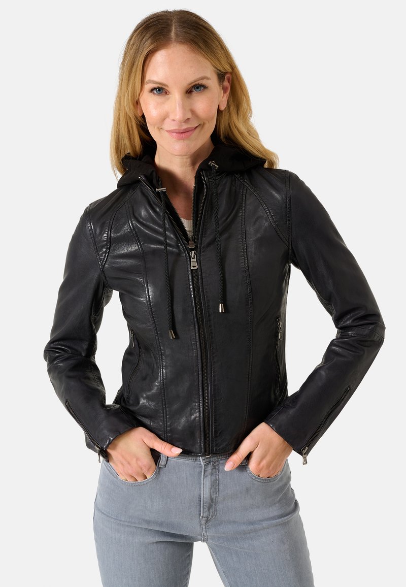 Giacca in pelle nera con zip frontale e cappuccio regolabile. Presenta tasche laterali e dettagli delle cuciture; superficie liscia con una silhouette aderente.