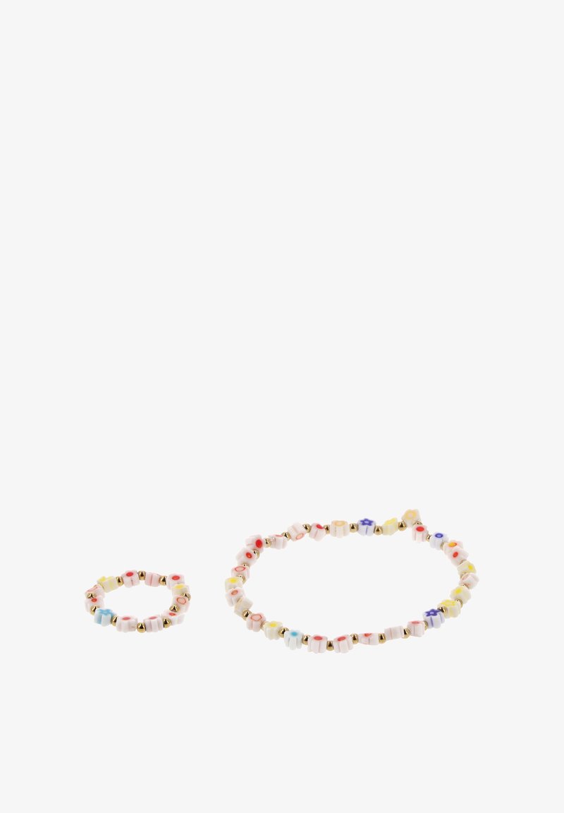 Armband und Ring aus weißen, blumenförmigen Perlen mit bunten Zentren und kleinen goldenen Perlen, auf weißem Hintergrund.