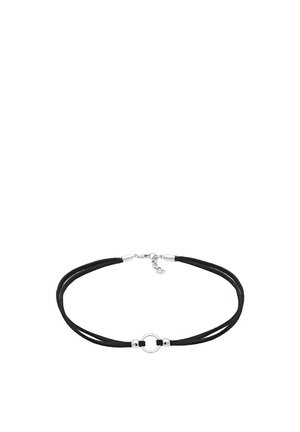 Collier ras-de-cou double cordon noir avec un petit pendentif rond en argent et un fermoir argenté avec chaîne réglable.