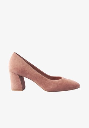 Escarpin en daim rose avec un bout arrondi, un talon bloc et une texture lisse. Présente un design à décolleté ouvert et une base large et robuste.