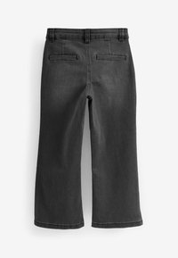 Dunkelgraue weite Jeans mit fünf Gürtelschlaufen, zwei Gesäßtaschen und sichtbarem Nähen entlang des Taillenbands und der Taschen.