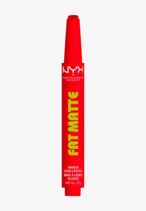 Rød NYX Professional Makeup Fat Matte læbestift med lysegrøn tekst på etiketten og mat rød hætte, størrelse 0,07 oz / 2 g.