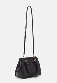 Czarna torebka z wytłaczanym wzorem krokodyla, z dwoma krótkimi uchwytami i odpinanym, regulowanym paskiem. Posiada złote detale i zamek błyskawiczny.