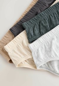 Set van vier katoenen slips in beige, donkergrijs, groen en wit, schuin gerangschikt op een lichte achtergrond.