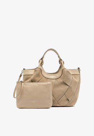 Sac à main en daim beige avec motif tressé et pochette assortie en cuir lisse, toutes deux équipées d'une fermeture éclair argentée et d'un logo de marque sur le devant.