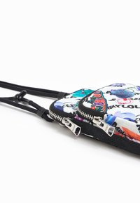 Pytlík se zipem a dvěma přihrádkami s barevným grafickým potiskem. Má černé doplňky, odolnou látku a textilní popruhy pro nošení.