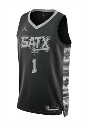 Zwart basketbalt-shirt met grijze accenten. Heeft "SATX" en het nummer "1" op de voorkant, met een gemusterde zijpaneel. Gemaakt van ademend materiaal.