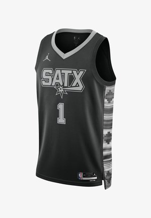 Zwart basketbalt-shirt met grijze accenten. Heeft "SATX" en het nummer "1" op de voorkant, met een gemusterde zijpaneel. Gemaakt van ademend materiaal.
