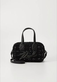 Mala preta trançada com detalhes em couro, pegas superiores, alça destacável e superfície texturizada. Apresenta um logótipo estilizado na parte da frente.