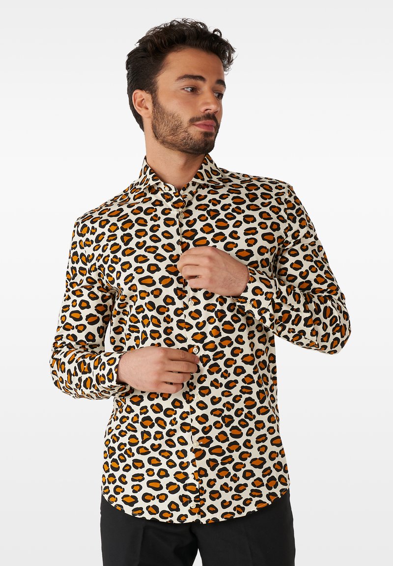 Srajca z leopardskim uzorkom v kremnih, oranžnih in črnih odtenkih. Zapenjanje z gumbi, dolgi rokavi in koničast ovratnik. Gladka tekstura.