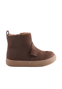 Botte d'hiver marron pour enfants avec une semelle texturée, une doublure pelucheuse et un rabat latéral avec un détail en forme d'oreilles à l'avant.