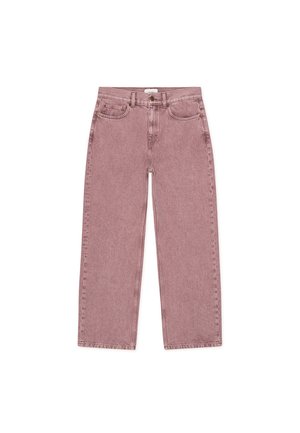 Gaiši rozā plataji džinsi no kokvilnas džinsa auduma ar klasisku piecu kabatu dizainu un metāla detaļām uz rāvējslēdzēja un pogas aizdari.