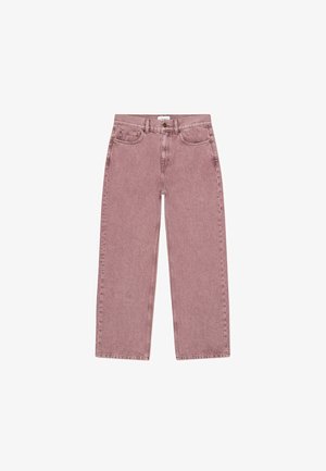 Φαρδιά τζιν παντελόνια σε ανοιχτό ροζ από βαμβακερό ντένιμ με κλασικό σχέδιο με πέντε τσέπες και μεταλλικά εξαρτήματα στο φερμουάρ και το κουμπί κλεισίματος.