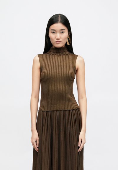 Καφέ ριγέ αμάνικο τοπ με ψηλό λαιμό, διαθέτοντας υφασμάτινη υφή και εφαρμοστή σιλουέτα. Φοριέται με μια ταιριαστή πλισέ φούστα.