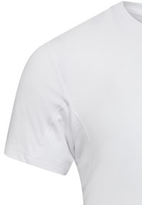 Hvid kortærmet t-shirt med rund halsudskæring, glat stofstruktur og flade syninger for ekstra holdbarhed.