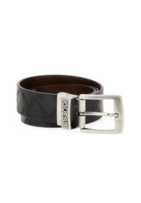 Schwarzer Leder-Gürtel mit eingeprägtem wiederholenden "GUESS"-Logo und silberner rechteckiger Metall-Schließe, die mit dem Markennamen "GUESS" graviert ist.